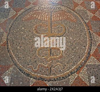 Mosaico raffigurante il Caduceo (simbolo dei farmacisti) sul pavimento dell'antica farmacia della Certosa Trisulti, Collepardo, Lazio, Italia Foto Stock
