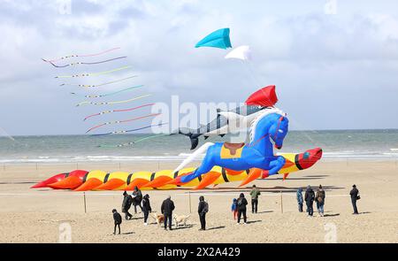 Francia. 21 aprile 2024. © PHOTOPQR/VOIX DU NORD/Sebastien JARRY ; 21/04/2024 ; Berck. le 21/04/2024.37emes rencontres internationales de cerfs volants du 20 au 28 avril. FOTO SEBASTIEN JARRY : LA VOIX DU NORD. - Il Festival Internazionale degli aquiloni di Berck-sur-Mer 21 aprile 2024 credito: MAXPPP/Alamy Live News Foto Stock