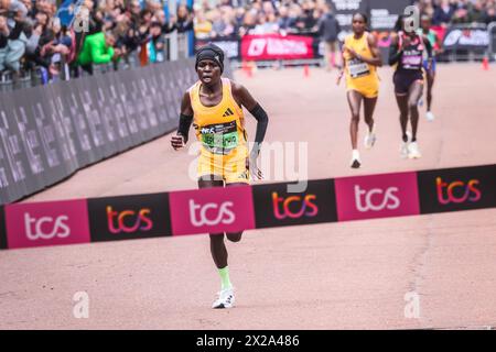 Londra, Regno Unito. 21 aprile 2024. Peres Jepchirchir (KEN), vincitrice della corsa femminile. I vincitori della gara Elite si vedono arrivare al traguardo e all'area di presentazione. Il percorso della maratona di Londra del 2024 TCS corre da Greenwich attraverso la City di Londra, finendo al Mall di Westminster. Si prevede che quest'anno la maratona avrà inizio in totale circa 50.000 partecipanti, tra cui 20 parlamentari, diversi colleghi e molte celebrità. Crediti: Imageplotter/Alamy Live News Foto Stock