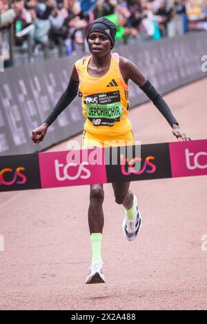 Londra, Regno Unito. 21 aprile 2024. Peres Jepchirchir (KEN), vincitrice della corsa femminile. I vincitori della gara Elite si vedono arrivare al traguardo e all'area di presentazione. Il percorso della maratona di Londra del 2024 TCS corre da Greenwich attraverso la City di Londra, finendo al Mall di Westminster. Si prevede che quest'anno la maratona avrà inizio in totale circa 50.000 partecipanti, tra cui 20 parlamentari, diversi colleghi e molte celebrità. Crediti: Imageplotter/Alamy Live News Foto Stock