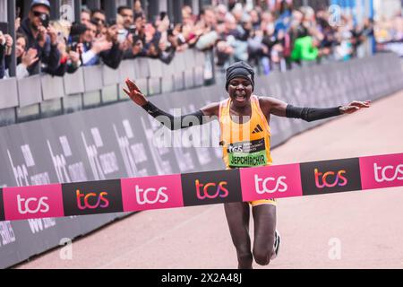 Londra, Regno Unito. 21 aprile 2024. Peres Jepchirchir (KEN), vincitrice della corsa femminile. I vincitori della gara Elite si vedono arrivare al traguardo e all'area di presentazione. Il percorso della maratona di Londra del 2024 TCS corre da Greenwich attraverso la City di Londra, finendo al Mall di Westminster. Si prevede che quest'anno la maratona avrà inizio in totale circa 50.000 partecipanti, tra cui 20 parlamentari, diversi colleghi e molte celebrità. Crediti: Imageplotter/Alamy Live News Foto Stock