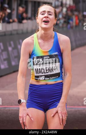 Londra, Regno Unito. 21 aprile 2024. La prima corsa femminile britannica, Mhairi Maclennan. I vincitori della gara Elite si vedono arrivare al traguardo e all'area di presentazione. Il percorso della maratona di Londra del 2024 TCS corre da Greenwich attraverso la City di Londra, finendo al Mall di Westminster. Si prevede che quest'anno la maratona avrà inizio in totale circa 50.000 partecipanti, tra cui 20 parlamentari, diversi colleghi e molte celebrità. Crediti: Imageplotter/Alamy Live News Foto Stock