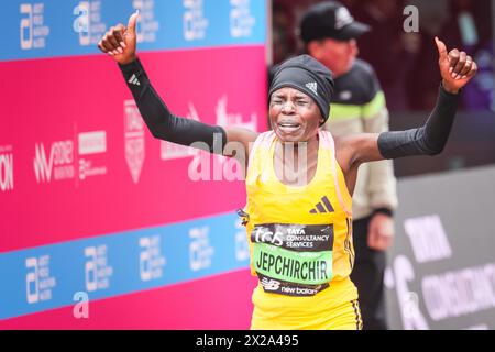 Londra, Regno Unito. 21 aprile 2024. Peres Jepchirchir (KEN), vincitrice della corsa femminile. I vincitori della gara Elite si vedono arrivare al traguardo e all'area di presentazione. Il percorso della maratona di Londra del 2024 TCS corre da Greenwich attraverso la City di Londra, finendo al Mall di Westminster. Si prevede che quest'anno la maratona avrà inizio in totale circa 50.000 partecipanti, tra cui 20 parlamentari, diversi colleghi e molte celebrità. Crediti: Imageplotter/Alamy Live News Foto Stock