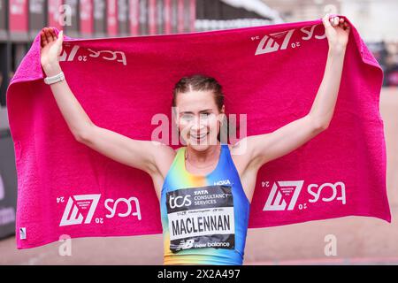 Londra, Regno Unito. 21 aprile 2024. La prima corsa femminile britannica, Mhairi Maclennan. I vincitori della gara Elite si vedono arrivare al traguardo e all'area di presentazione. Il percorso della maratona di Londra del 2024 TCS corre da Greenwich attraverso la City di Londra, finendo al Mall di Westminster. Si prevede che quest'anno la maratona avrà inizio in totale circa 50.000 partecipanti, tra cui 20 parlamentari, diversi colleghi e molte celebrità. Crediti: Imageplotter/Alamy Live News Foto Stock