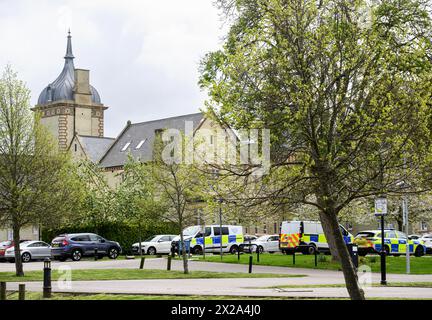 Polizia sulla scena di Fairfield Hall a Fairfield Park dopo che la polizia ha iniziato un'indagine per omicidio più di cinque mesi dopo la scomparsa della 74enne Annette Smith. La signora Smith del Bedfordshire, di West Wing, Fairfield Park, vicino a Stotfold, è stata vista l'ultima volta indossare un cardigan a righe bianco e nero e scarpe slip-on in pelle rossa, ha detto la forza. Data foto: Domenica 21 aprile 2024. Foto Stock