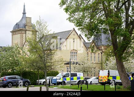 Polizia sulla scena di Fairfield Hall a Fairfield Park dopo che la polizia ha iniziato un'indagine per omicidio più di cinque mesi dopo la scomparsa della 74enne Annette Smith. La signora Smith del Bedfordshire, di West Wing, Fairfield Park, vicino a Stotfold, è stata vista l'ultima volta indossare un cardigan a righe bianco e nero e scarpe slip-on in pelle rossa, ha detto la forza. Data foto: Domenica 21 aprile 2024. Foto Stock