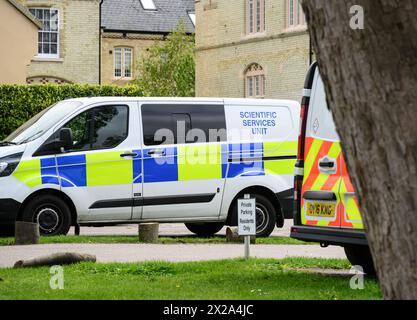 Polizia sulla scena di Fairfield Hall a Fairfield Park dopo che la polizia ha iniziato un'indagine per omicidio più di cinque mesi dopo la scomparsa della 74enne Annette Smith. La signora Smith del Bedfordshire, di West Wing, Fairfield Park, vicino a Stotfold, è stata vista l'ultima volta indossare un cardigan a righe bianco e nero e scarpe slip-on in pelle rossa, ha detto la forza. Data foto: Domenica 21 aprile 2024. Foto Stock