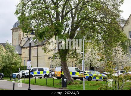 Polizia sulla scena di Fairfield Hall a Fairfield Park dopo che la polizia ha iniziato un'indagine per omicidio più di cinque mesi dopo la scomparsa della 74enne Annette Smith. La signora Smith del Bedfordshire, di West Wing, Fairfield Park, vicino a Stotfold, è stata vista l'ultima volta indossare un cardigan a righe bianco e nero e scarpe slip-on in pelle rossa, ha detto la forza. Data foto: Domenica 21 aprile 2024. Foto Stock