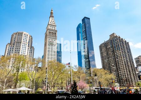 Condomini di lusso ed edifici signorili per uffici circondano Madison Square, Park, 2024, New York City, Stati Uniti Foto Stock