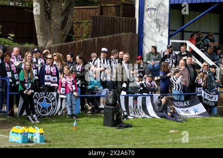 Leeds, Regno Unito. 21 aprile 2024. Southerns Stadium, Leeds, Inghilterra, 21 aprile 2024: Tifosi del Newcastle United durante la partita di fa Womens National League tra Halifax e Newcastle United al Southerns Stadiumin Leeds, Inghilterra, il 21 aprile 2024. (Sean Chandler/SPP) credito: Foto SPP Sport Press. /Alamy Live News Foto Stock