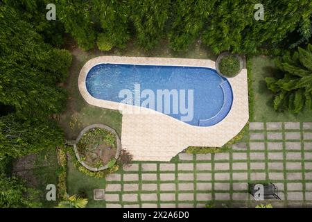 Piscina vuota con vista dall'alto sul cortile dell'hotel Foto Stock