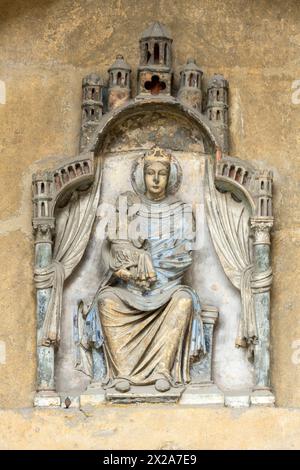 Reims, Kathedrale Notre-Dame, Nordquerhausfassade: Maria auf dem THRON Foto Stock