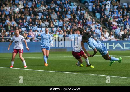 Khadija Shaw (a destra) del Manchester City segna il terzo posto contro il West Ham durante il Barclays Women's Super League match al Joie Stadium di Manchester. Data foto: Domenica 21 aprile 2024. Foto Stock