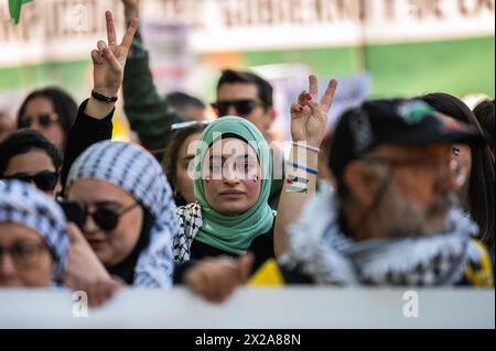 Madrid, Spagna. 21 aprile 2024. Persone che protestano durante una manifestazione a sostegno del popolo palestinese. Migliaia di persone si radunano a Madrid con lo slogan "fermare il genocidio in Palestina” chiedendo la fine del commercio di armi con Israele e un cessate il fuoco definitivo nella Striscia di Gaza. Crediti: Marcos del Mazo/Alamy Live News Foto Stock