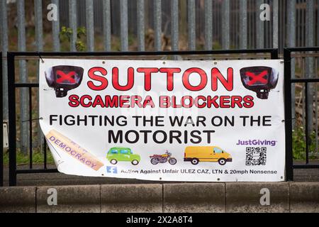 Hillingdon Circus, Regno Unito. 21 aprile 2024. I manifestanti anti anti-ULEZ si trovavano oggi a Hillingdon Circus, Londra occidentale, protestando contro la controversa zona di emissione ultra bassa (ULEZ) del sindaco di Londra Sadiq Khan. Gli automobilisti che guidano ancora vetture non conformi nelle aree ULEZ devono pagare una tariffa giornaliera di £ 12,50. Le elezioni Mayoral di Londra si terranno il 2 maggio 2024 e la candidata conservatrice Susan Hall dice che scarcerà ULEZ se sarà votata come sindaco di Londra invece di Sadiq Khan il 2 maggio. Crediti: Maureen McLean/Alamy Live News Foto Stock