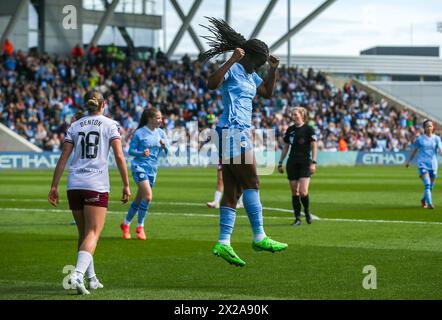 Khadija Shaw del Manchester City celebra il suo terzo punteggio contro il West Ham durante la partita di Barclays Women's Super League al Joie Stadium di Manchester. Data foto: Domenica 21 aprile 2024. Foto Stock