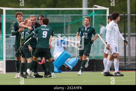 Waterloo, Belgio. 21 aprile 2024. I giocatori di Watduck festeggiano dopo aver segnato durante una partita di hockey tra Waterloo Ducks e Braxgata, domenica 21 aprile 2024 a Waterloo, il giorno 21 della stagione belga di hockey maschile 2023-2024. BELGA PHOTO VIRGINIE LEFOUR credito: Belga News Agency/Alamy Live News Foto Stock