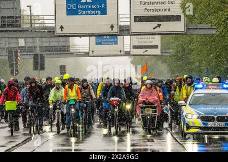 Rad-Sternfahrt des ADFC, Teilstück über die Autobahn A95, München, 21. Aprile 2024 Deutschland, München, 21. Aprile 2024, große Rad-Sternfahrt des ADFC, hier bei Schneefall auf der gesperrten Autobahn A 95 München-Garmisch bei München-Sendling, alle in Regenjacken eingehüllt und durchnässt, fahren stadteinwärts Richtung Luise-Kiesselbach-Platz, kehren um und fahren auf der Gegenseite Zurück Richtung für München Fahrrad-Demo, gemeinsam Radeln für eine bessere Radinfrastruktur, Teilstück über die A95, Ver Foto Stock