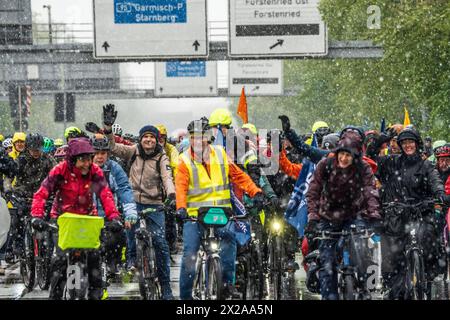 Rad-Sternfahrt des ADFC, Teilstück über die Autobahn A95, München, 21. Aprile 2024 Deutschland, München, 21. Aprile 2024, große Rad-Sternfahrt des ADFC, hier bei Schneefall auf der gesperrten Autobahn A 95 bei München-Sendling, alle in Regenjacken eingehüllt und durchnässt, fahren stadteinwärts Richtung Luise-Kiesselbach-Platz, Fahrraddemo für die bessere Umsetzung des Radentscheids München , tausende Teilnehmer, Fahrrad-Demo gemehmer, für infrar, Teilstück über, Vertuekam,, Verstrueketr, infrainsen, Fahrrad fahren, Verkehrswende, Umwelt, Klimaschutz, Bayern, *** Rally ciclistico dell'ADFC Foto Stock