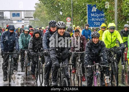 Rad-Sternfahrt des ADFC, Teilstück über die Autobahn A95, München, 21. Aprile 2024 Deutschland, München, 21. Aprile 2024, große Rad-Sternfahrt des ADFC, hier bei Schneefall auf der gesperrten Autobahn A 95 bei München-Sendling, alle in Regenjacken eingehüllt und durchnässt, fahren stadteinwärts Richtung Luise-Kiesselbach-Platz, kehren um und fahren auf der Gegenseite Zurück Richtung Ausfahrt für München gemeinsam Radeln für eine bessere Radinfrastruktur, Teilstück über die A95, Verkehr, Fahrrad fah Foto Stock