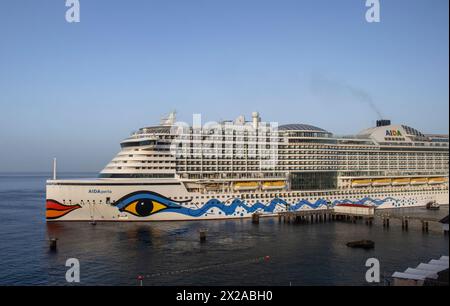 Una nave da crociera attraccata a Roseau in Dominica Foto Stock