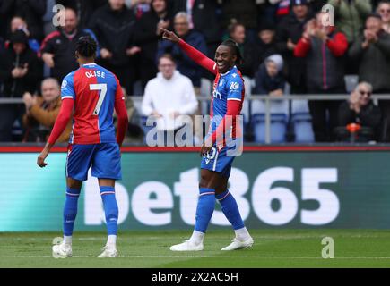 Eberechi Eze di Crystal Palace segna il secondo gol della partita durante la partita di Premier League al Selhurst Park, Londra. Data foto: Domenica 21 aprile 2024. Foto Stock