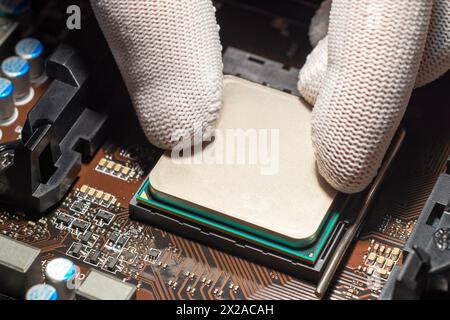 Sostituzione dell'unità di elaborazione centrale. Aggiornamento della CPU del computer Foto Stock