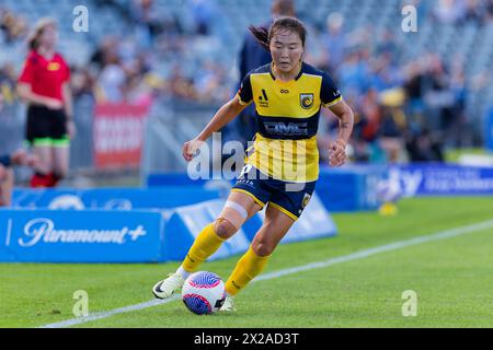 Gosford, Australia. 21 aprile 2024. Wurigumula dei Mariners controlla la palla durante la semifinale femminile di A-League 1 tra i Central Coast Mariners e il Sydney FC all'Industree Group Stadium il 21 aprile 2024 a Gosford, Australia Credit: IOIO IMAGES/Alamy Live News Foto Stock