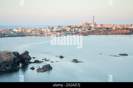Vista panoramica della città di Cabo de Palos e del faro al tramonto, Cartagena, regione di Murcia, Spagna, con vista sul Mar Mediterraneo. Foto Stock