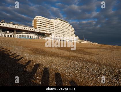 Marine Court-St Leonards on Sea. East Sussex, Regno Unito. Foto Stock