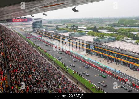 Shanghai, Cina. 21 aprile 2024. I piloti partono durante la gara del Gran Premio di Formula 1 cinese al circuito internazionale di Shanghai, in Cina, il 21 aprile 2024. Crediti: Wang Xiang/Xinhua/Alamy Live News Foto Stock