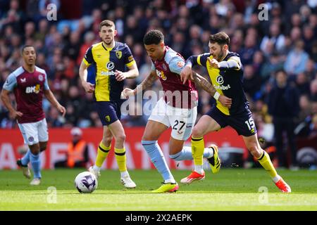 Morgan Rogers di Aston Villa (a sinistra) e Adam Smith di Bournemouth si battono per il pallone durante la partita di Premier League a Villa Park, Birmingham. Data foto: Domenica 21 aprile 2024. Foto Stock