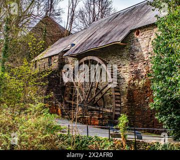 Ruota idraulica presso Dyfi Furnace, Furnace, Ceredigion, Galles, vicino a Eglwysfach Foto Stock