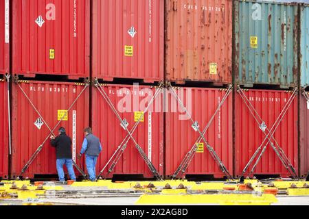 Carico di contenitori. Porto di Bilbao Biscay, Paesi Baschi Foto Stock