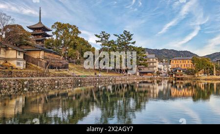 Vista sul lago Sarusawa-Ike a nara con il cielo blu Foto Stock