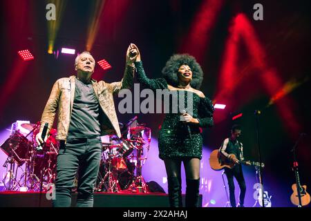Milano, Italia. 20 aprile 2024. Scottish Rock Band Simple Minds si esibiscono dal vivo all'Assago Forum di Milano il 20 aprile 2024 (foto di Maria Laura Arturi/NurPhoto) crediti: NurPhoto SRL/Alamy Live News Foto Stock