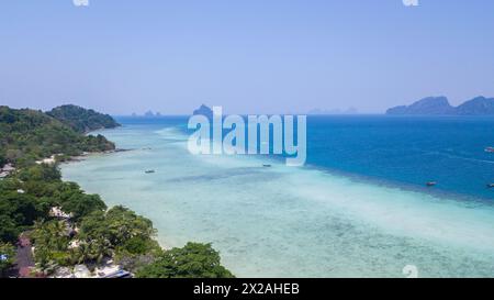 Vista aerea di Koh Kradan, Trang Thailandia. La bellezza naturale incontaminata della spiaggia, circondata da lussureggianti vegetazione tropicale e da barriere coralline mozzafiato Foto Stock