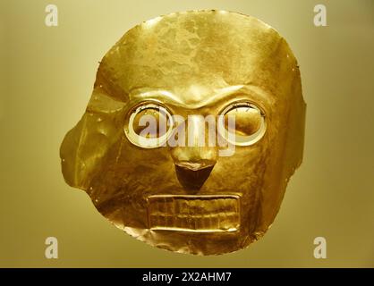 Golden mask, 200 a.C., Palmira, Valle del Cauca, Calima, Museo del Oro, Gold Museum, Bogota, Cundinamarca, Colombia, South America Stock Photo