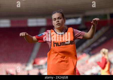 Southampton, Regno Unito. 21 aprile 2024. Izzy Milne (18 Southampton) si scalda durante la partita del Barclays Womens Championship tra Southampton e London City Lionesses al St Marys Stadium di Southampton. ] (Tom Phillips/SPP) credito: Foto SPP Sport Press. /Alamy Live News Foto Stock