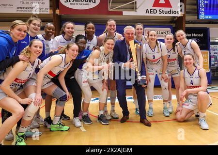 Mechelen, Belgio. 21 aprile 2024. I giocatori e il presidente stanno posare con la coppa dopo una partita di basket femminile tra Kangoeroes Mechelen e Royal Castors Braine, seconda partita della stagione 2023 - 2024 First National League Play off, domenica 24 aprile 2024 a Mechelen, Belgio . Crediti: Sportpix/Alamy Live News Foto Stock