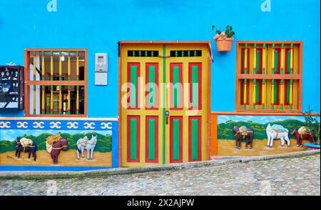 Plazoleta de los Zocalos, basi in ceramica, Guatape, Antioquia, Colombia, sud America Foto Stock