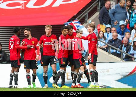 Londra, Regno Unito. 21 aprile 2024. Il difensore del Manchester United Harry Maguire (5) segna un GOL 0-2 e celebra il centrocampista del Manchester United Casemiro (18) l'attaccante del Manchester United Alejandro Garnacho (17) il centrocampista del Manchester United Scott McTominay (39) il centrocampista del Manchester United Bruno Fernandes (8) durante la partita di semifinale di Coventry City FC vs Manchester United FC Emirates fa Cup a. Wembley Stadium, Londra, Inghilterra, Regno Unito il 21 aprile 2024 Credit: Every Second Media/Alamy Live News Foto Stock