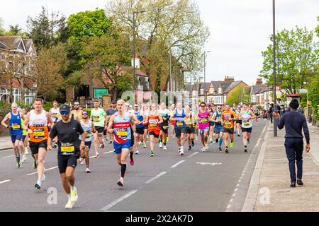 LONDRA, Regno Unito - 21 APRILE 2024: I corridori della maratona di Londra 2024 Foto Stock