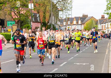 LONDRA, Regno Unito - 21 APRILE 2024: I corridori della maratona di Londra 2024 Foto Stock