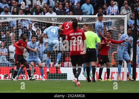 Londra, Regno Unito. 21 aprile 2024. Harry Maguire del Manchester United segna un gol per raggiungere il 0-2 durante la semifinale di fa Cup tra Coventry City e Manchester United al Wembley Stadium di Londra, Inghilterra, il 21 aprile 2024. Foto di Ken Sparks. Solo per uso editoriale, licenza richiesta per uso commerciale. Non utilizzare in scommesse, giochi o pubblicazioni di singoli club/campionato/giocatori. Crediti: UK Sports Pics Ltd/Alamy Live News Foto Stock