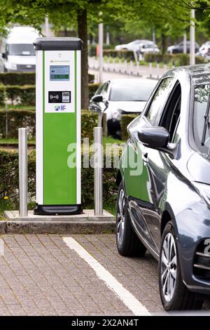 Punti di ricarica pubblici elettrici ScottishPower, Glasgow Science Centre caricabatterie per veicoli elettrici EV Foto Stock