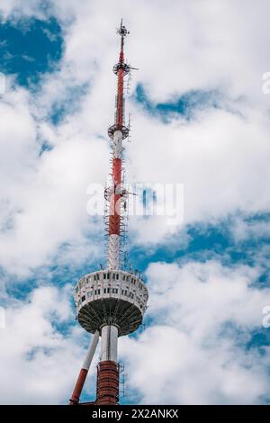 La torre della televisione rossa e bianca sulla cima della collina di Mtatsminda a Tbilisi, Georgia Foto Stock