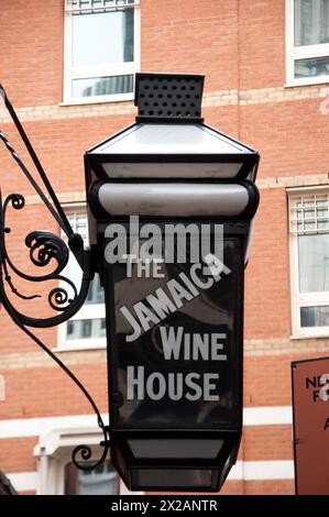 The Jamaica Wine House, St Michael's Alley, City of London, London, UK - precedentemente nota come Pasqua Rosee's Head ed è stata la prima Coffee House di Londra. Foto Stock