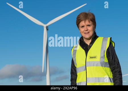 Il primo ministro scozzese Nicola Sturgeon visita le turbine eoliche onshore di Kype Muir Foto Stock