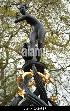 Statua di Diana, Dea della caccia, Green Park, Londra, City of Westminster, Regno Unito. Diana è una dea nella religione romana ed ellenistica, Foto Stock